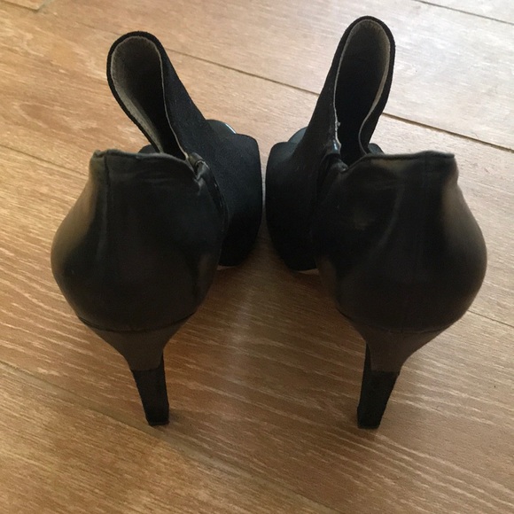Vince Camuto peep toe heals - Picture 4 of 4